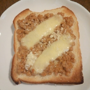 ひきわり納豆とチーズのトースト